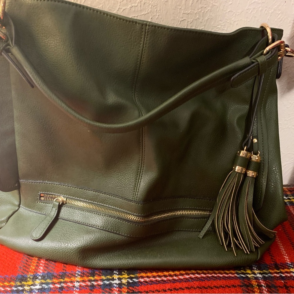Urban Expressions. Green leather shoulder bag. Extra strap